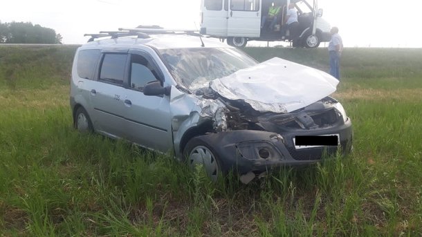 Под Омском легковушка врезалась в автобус, пострадали пассажиры