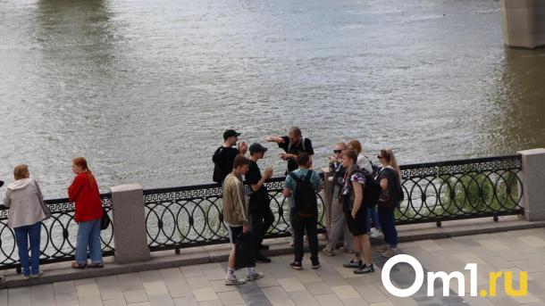 Омские подростки массово взбираются на дорожные знаки ради «трендовых» видео