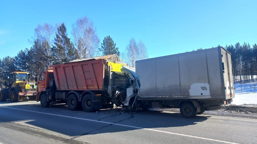 Погиб на месте: новосибирец врезался в КамАЗ с рабочими на трассе. ФОТО