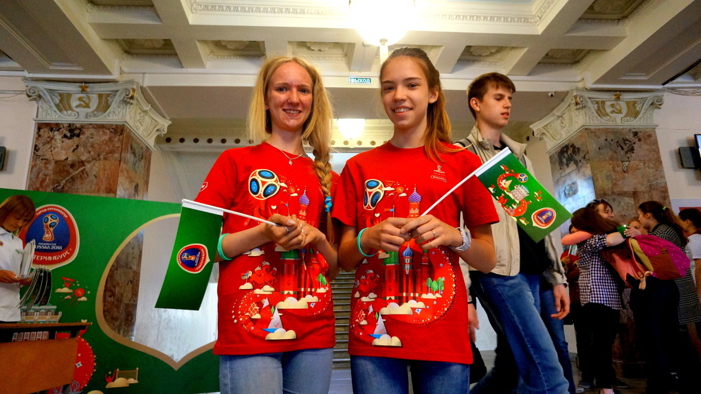 Кассир в стройматериалы. Одежда для операторов азс. Оператор азс газпромнефть. Продавец пятерочки. Кассир футбол.