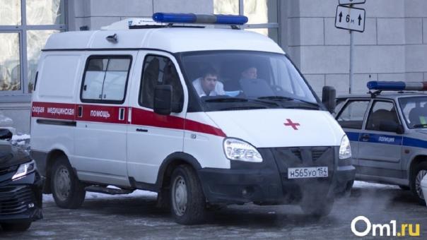 Скорая помощь попала в ДТП у телецентра в Омске. Пострадал фельдшер