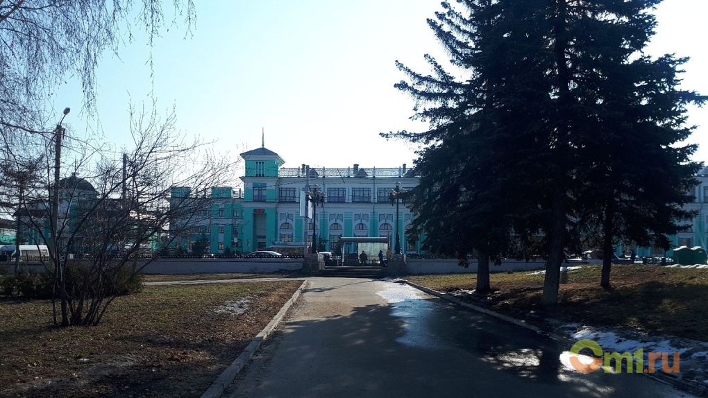 В Омске неподалеку от памятника Ленину в асфальт «закатали» перчатку