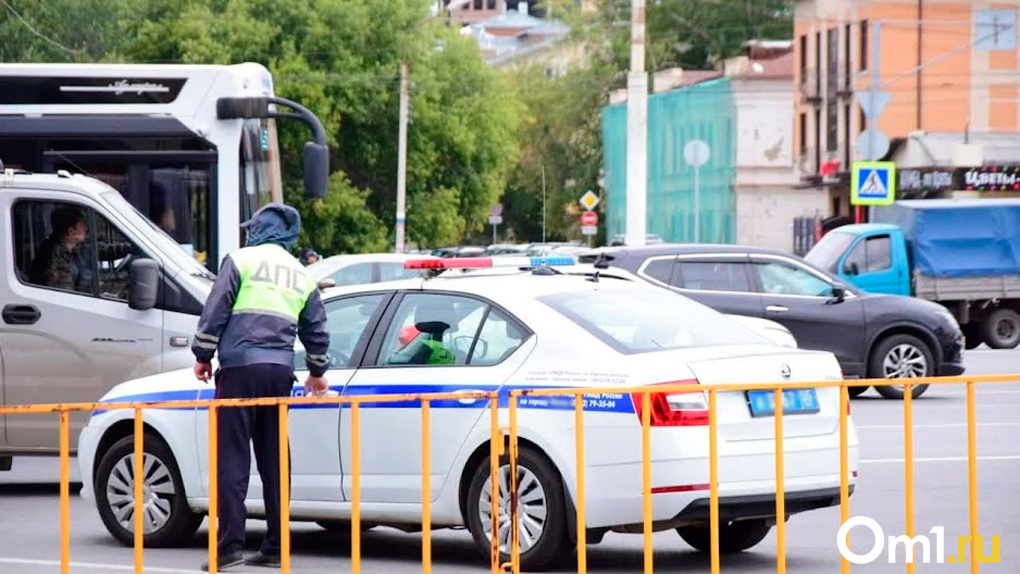 Два автомобиля столкнулись на Красном проспекте в Новосибирске. ВИДЕО