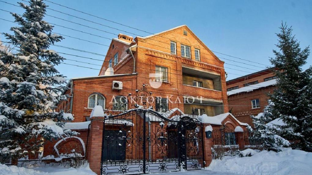 В Новосибирске продают 4-этажный коттедж с баней и шпилем за 55 млн рублей