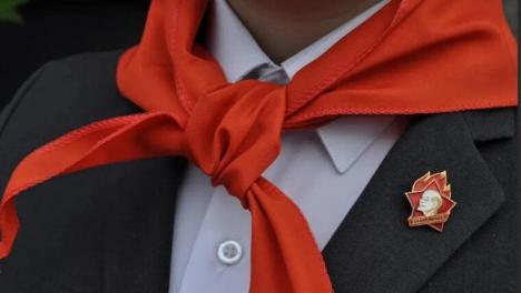 Омских школьников могут заставить носить пионерские галстуки