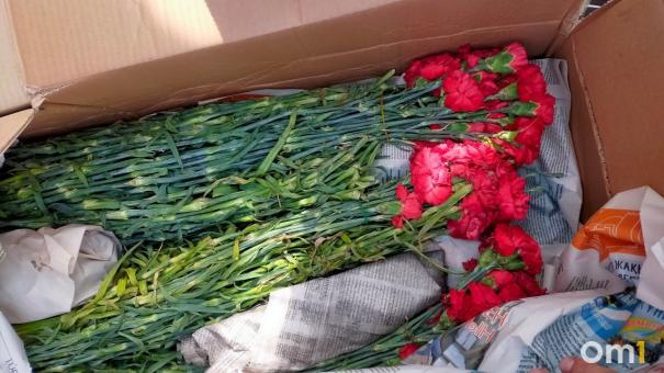 В Омск из Казахстана перед 9 мая пытались ввезти опасные гвоздики