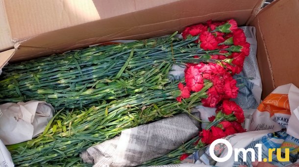 В Омск из Казахстана перед 9 мая пытались ввезти опасные гвоздики