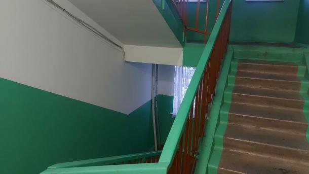 Улетел на глазах брата: подробности падения ребёнка с перил в Омске