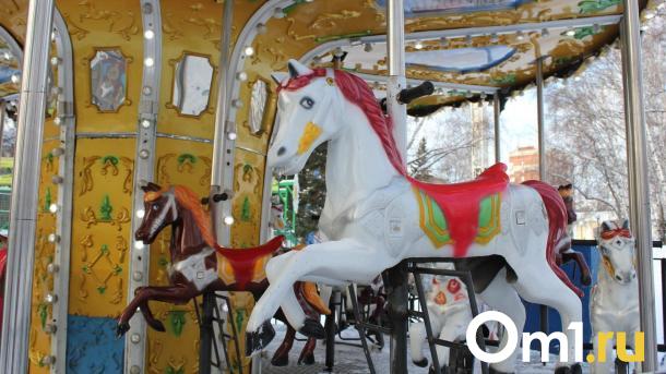 Погода против веселья — в Омске временно закрыли аттракционы