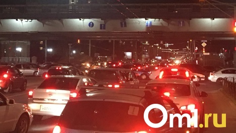 Пробки 9 баллов и такси 500 рублей. В Омске из-за погоды случился дорожный коллапс