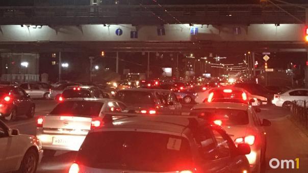 Пробки 9 баллов и такси 500 рублей. В Омске из-за погоды случился дорожный коллапс