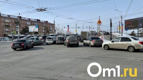 В Омске из-за аварии у моста встала половина центра