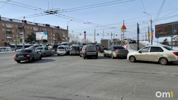 В Омске из-за аварии у моста встала половина центра