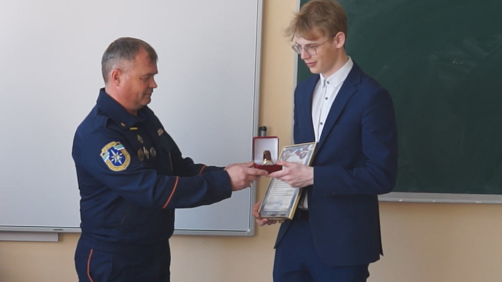 В Новосибирске школьника гимназии № 9 наградили за спасение людей при взрыве на Линейной