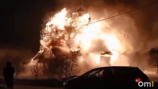 Обрушился горящий купол. В Марьяновке под Омском полностью сгорел храм