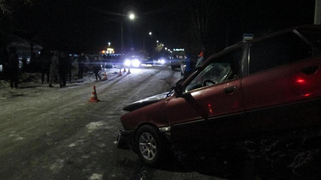 В Омской области водитель врезался в стоящий автомобиль: четверо пострадали