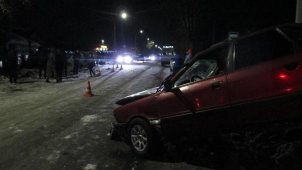 В Омской области водитель врезался в стоящий автомобиль: четверо пострадали
