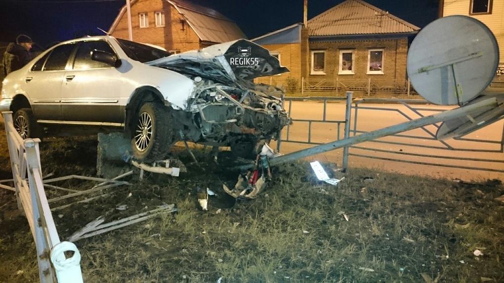 Ночью в Омске пьяный водитель выжил, разбив машину об ограждение и дорожный знак