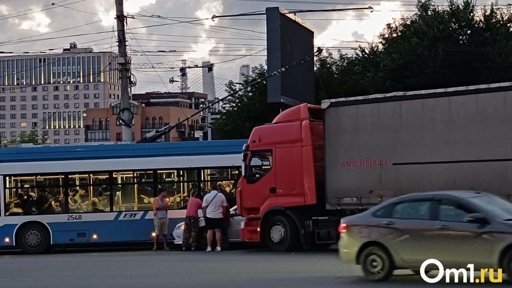 Троллейбус, фура и легковушка не поделили перекрёсток в Новосибирске