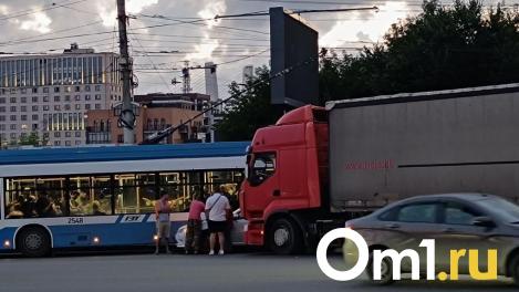 Троллейбус, фура и легковушка не поделили перекрёсток в Новосибирске