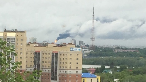 «Полиом» прокомментировал горящий факел на территории завода, который видели омичи даже с Левого берега