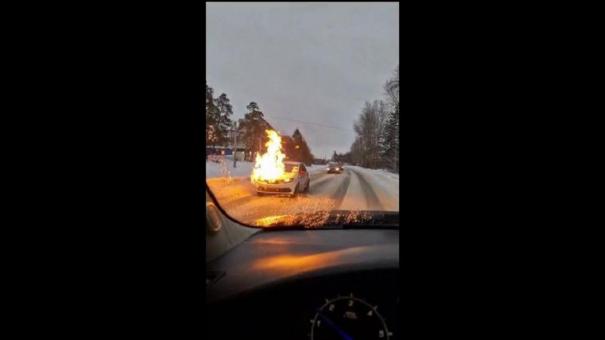Такси загорелось прямо во время движения в Бердске