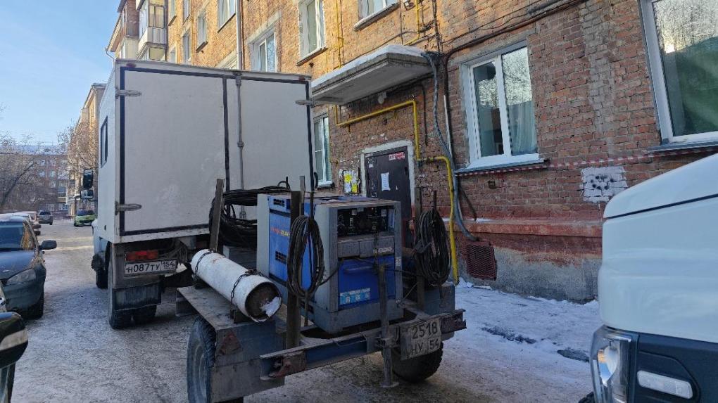 Андрей Травников поручил ремонтникам дойти до каждой квартиры, где восстановят отопление