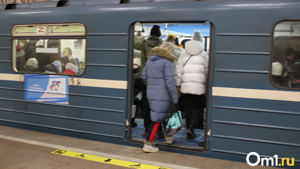 Сотни новосибирцев ринулись в метро после обрушившейся на город метели