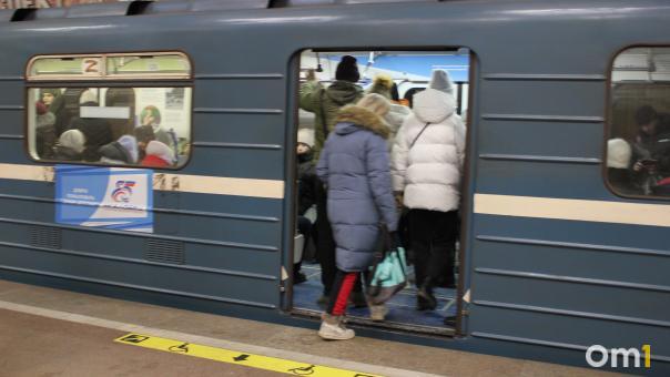 Сотни новосибирцев ринулись в метро после обрушившейся на город метели