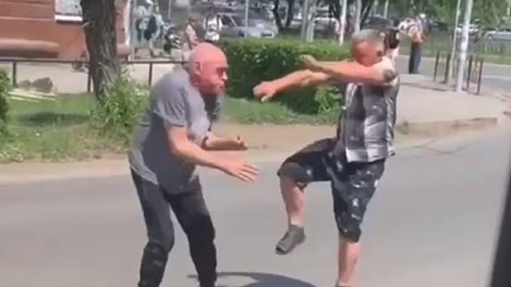Прямо посреди дороги: в первый день лета два омича устроили бой друг с другом под жарким солнцем