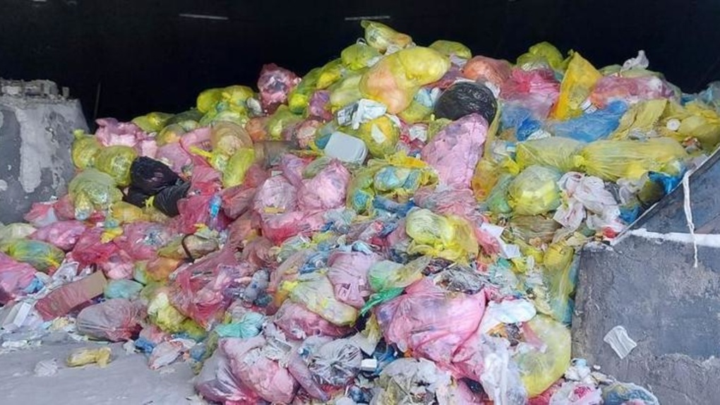 Использованные шприцы и грязные маски: свалку медицинских отходов нашли под Новосибирском. ВИДЕО