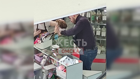 В крупном торговом центре стеклянное ограждение упало на голову омичке. ФОТО
