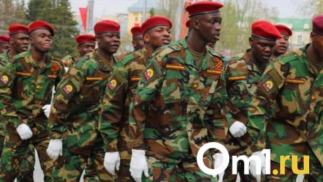 Сняли видео, как африканские студенты исполнили танец на Параде Победы в Омске