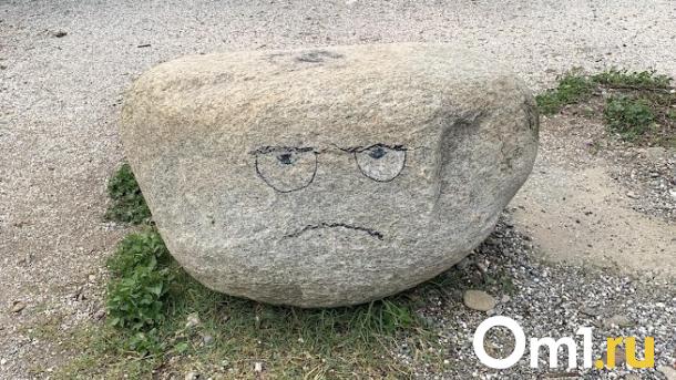 С дома в центре Омска на тротуар падают глыбы