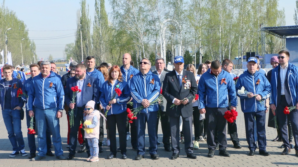 Солдат умирал дважды. Омские единороссы возложили цветы к мемориалам в парке Победы