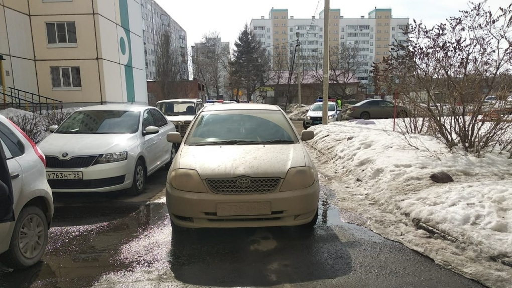 Дтп в омске сбили ребенка. В омске машина сбила ребенка. Сбитый ребенок в омске. Наезд на мальчика в омске. Машина зил в омске.