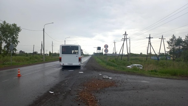 Омич на Chevrolet протаранил автобус с 23 пассажирами и погрузчик