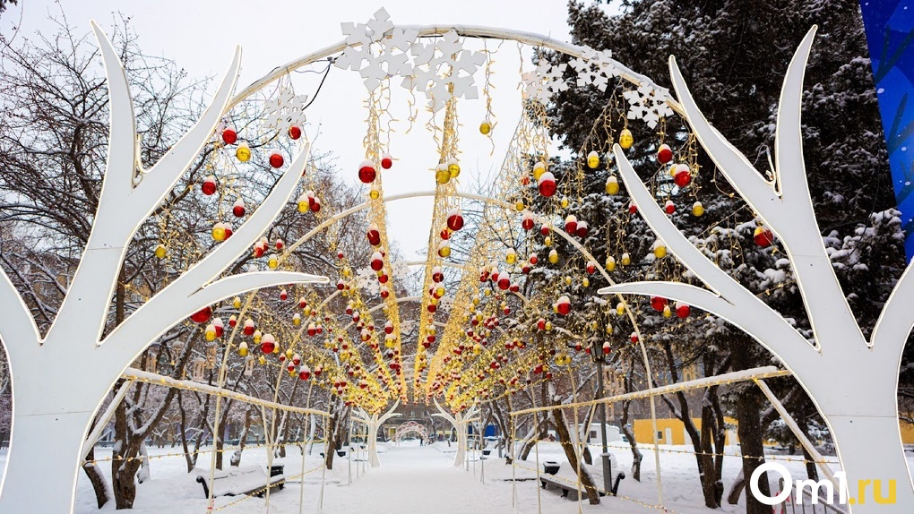 В Новосибирске начали украшать улицы и аллеи к Новому году