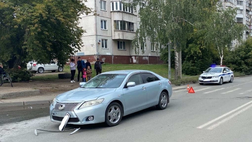 В Новосибирске водитель седана Toyota Camry сбил двух пешеходов