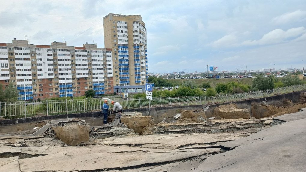 Омскую новостройку, где обвалился грунт на парковке, могут расселить