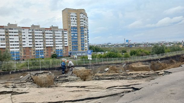 Омскую новостройку, где обвалился грунт на парковке, могут расселить