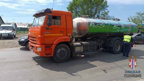 В Омске молоковоз насмерть сбил женщину на пешеходном переходе