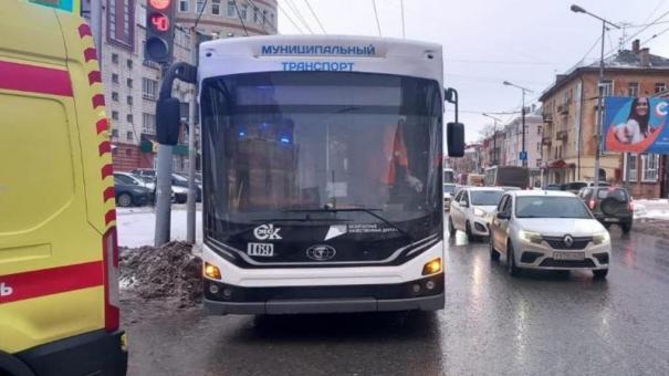 В новом омском троллейбусе «Адмирал» получил травмы 8-летний мальчик