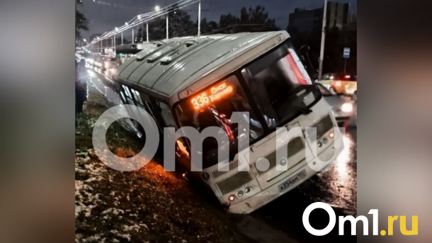 В Омске перевернулся автобус