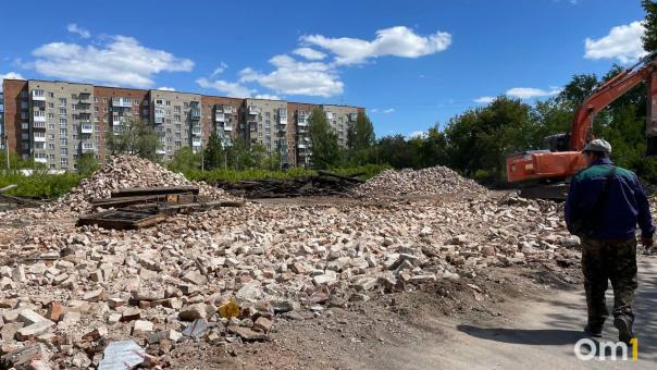 В центре Омска начали разбирать исторический забор