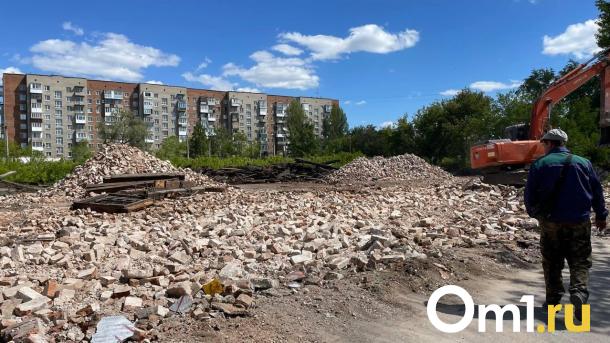 В центре Омска начали разбирать исторический забор