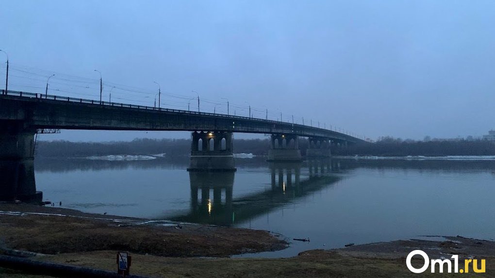 Ленинградский мост в Омске оказался заблокирован из-за аварии