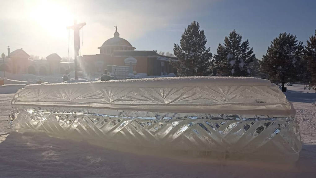 Ледяной гроб и череп из снега соорудили возле крематория в Новосибирске