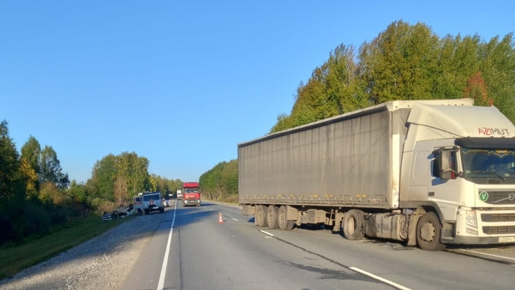 Машина улетела в кювет и опрокинулась: водитель иномарки погиб в аварии с грузовиком под Новосибирском