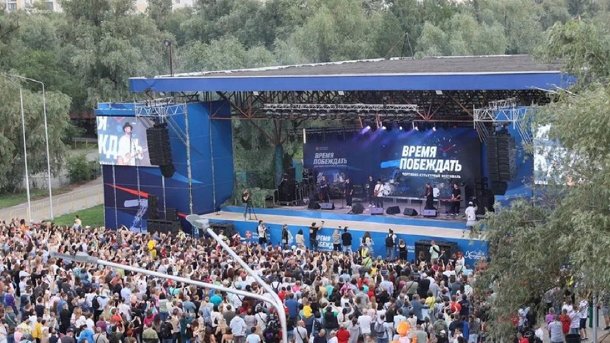 Юлия Чичерина выступила в Омске с премьерой своей новой песни